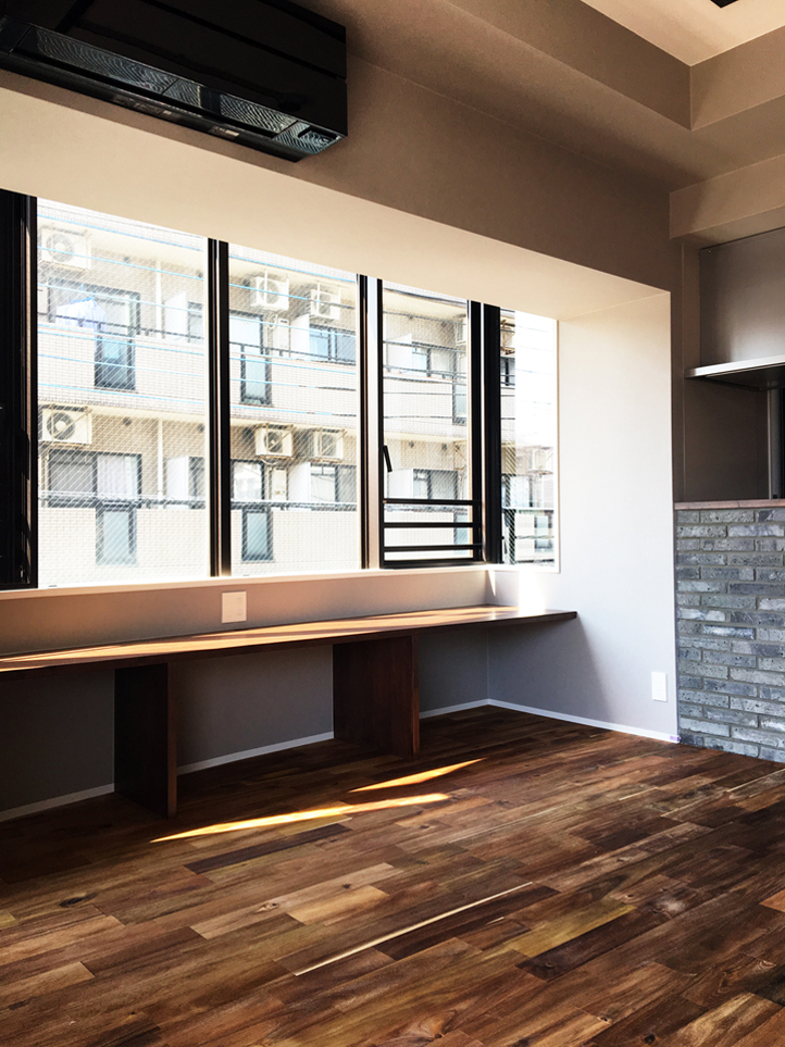 外を望むカウンター